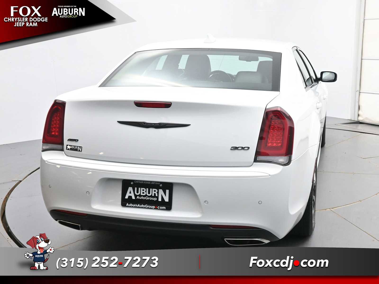 Used 2023 Chrysler 300 Touring L w/ Comfort Group image 4