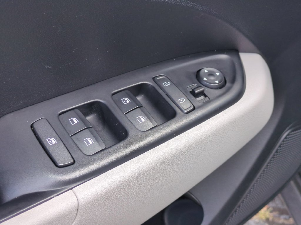 Used 2025 Hyundai Venue SEL FWD image 13