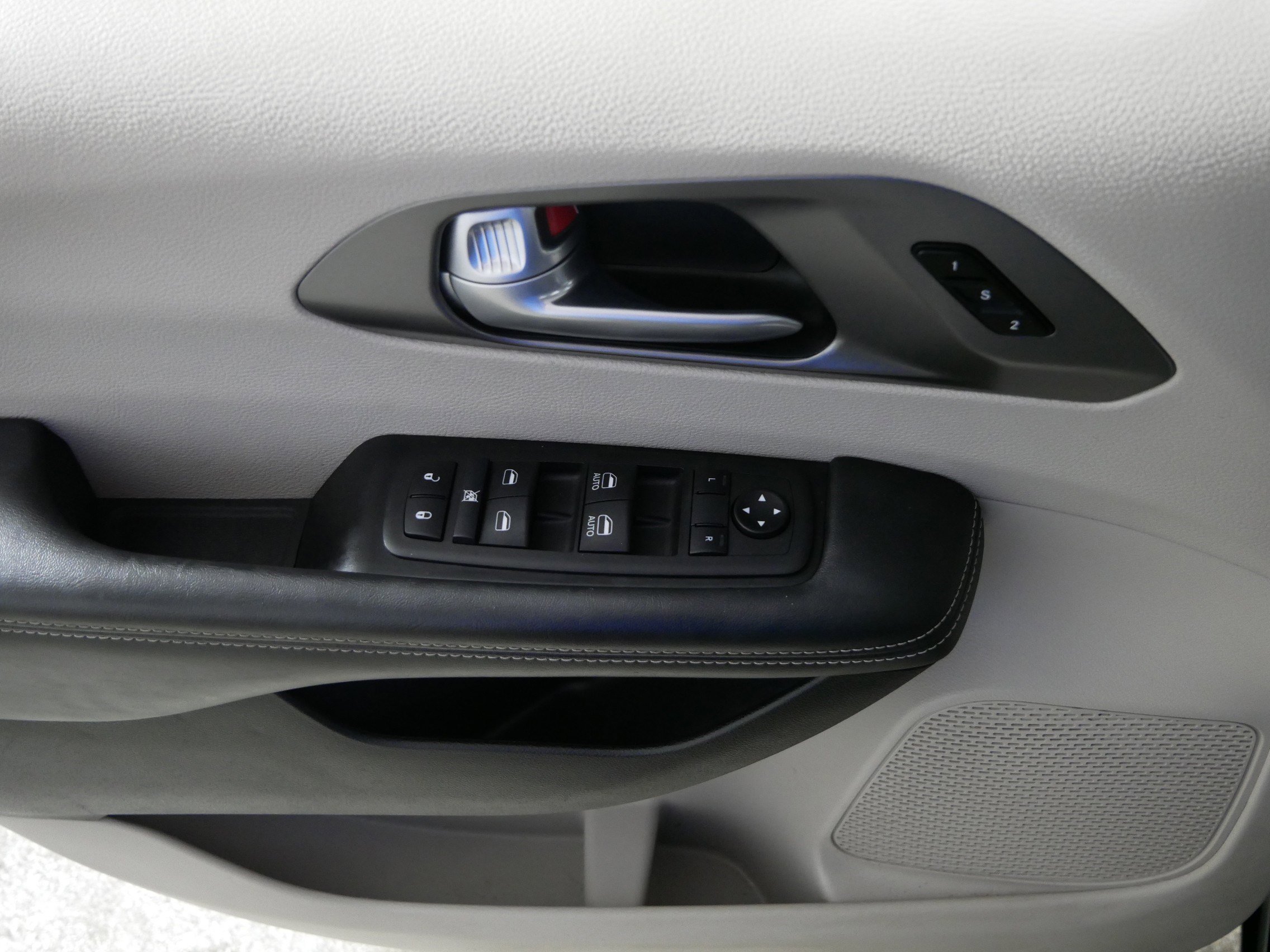 Used 2024 Chrysler Pacifica Touring-L image 19