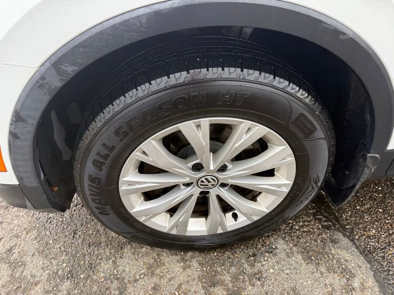 Used 2018 Volkswagen Tiguan SE w/ Panoramic Sunroof Package image 15