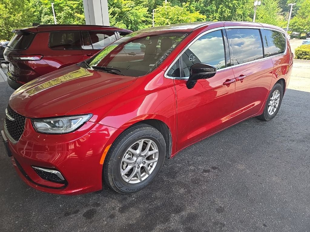 Used 2025 Chrysler Pacifica Select