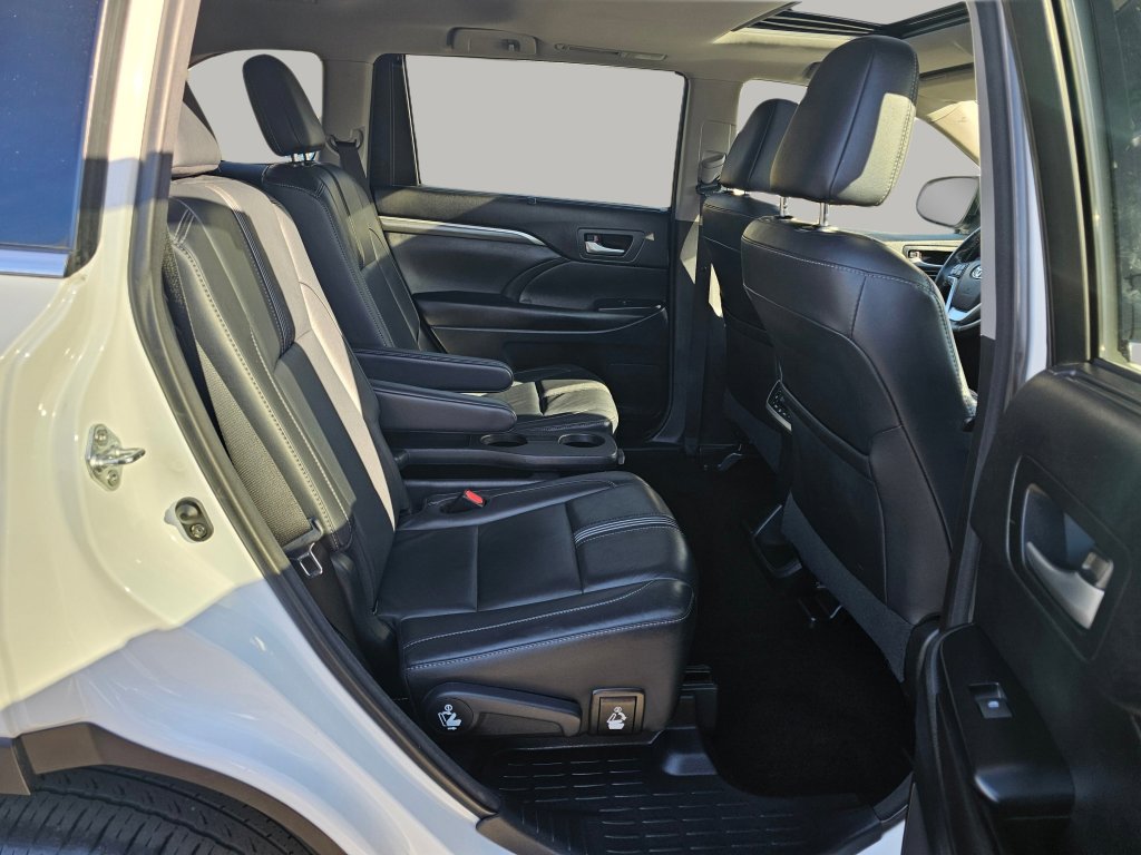 Used 2017 Toyota Highlander SE image 25