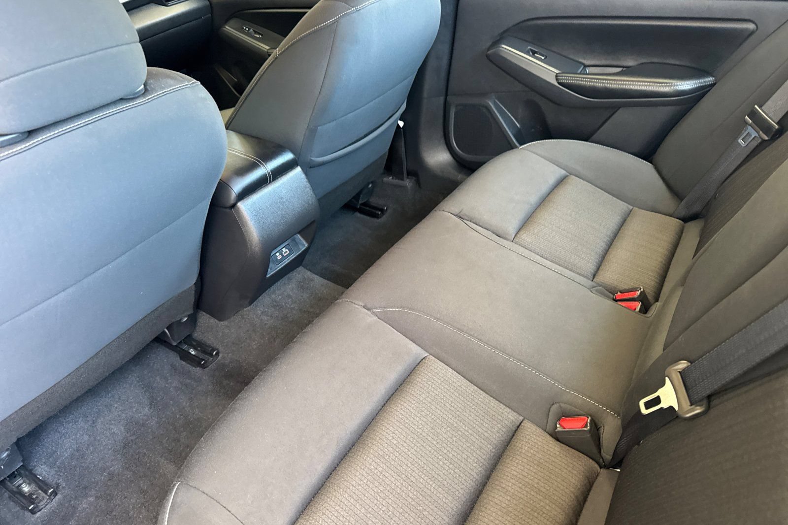 Used 2025 Nissan Altima 2.5 SV FWD image 12
