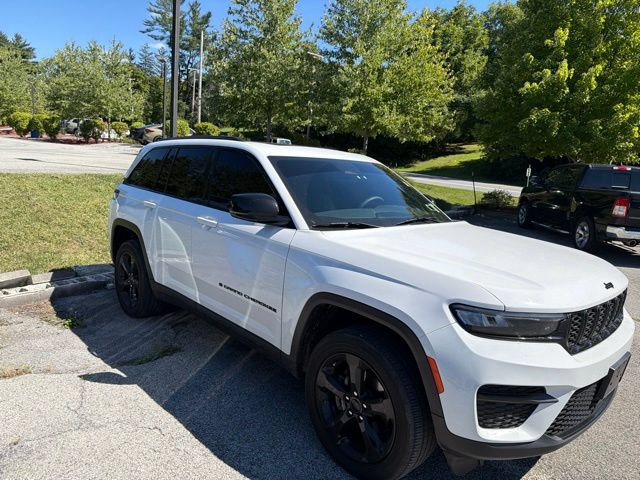 Used 2023 Jeep Grand Cherokee Altitude AWD/4WD image 12