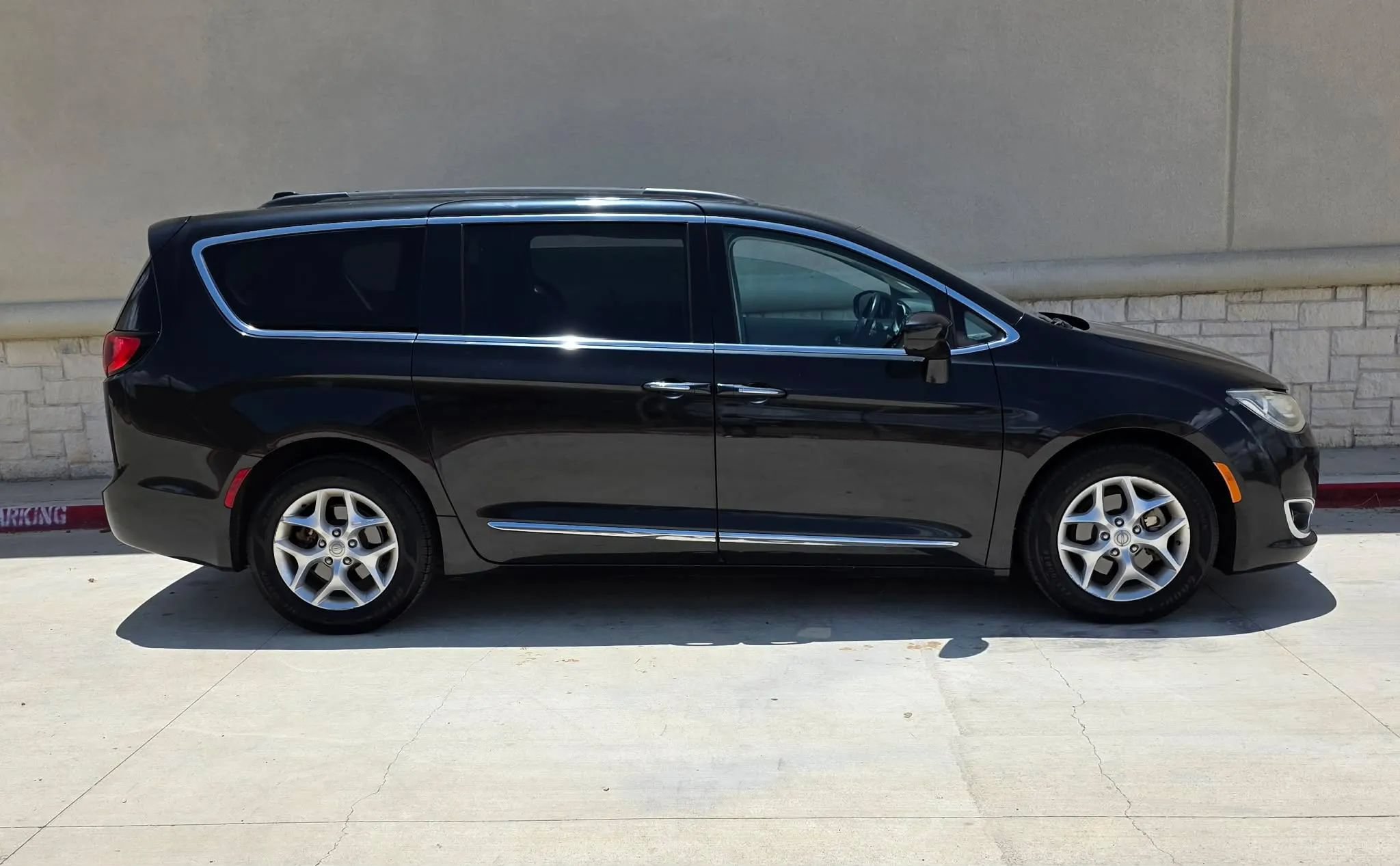 Used 2017 Chrysler Pacifica Touring-L w/ Tire & Wheel Group FWD image 2