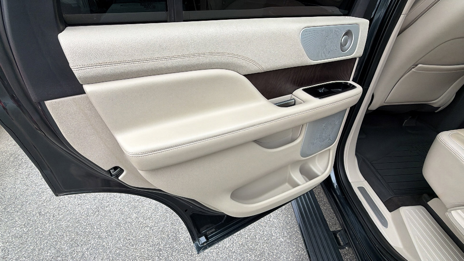 Used 2021 Lincoln Navigator Reserve w/ Luxury Package image 24