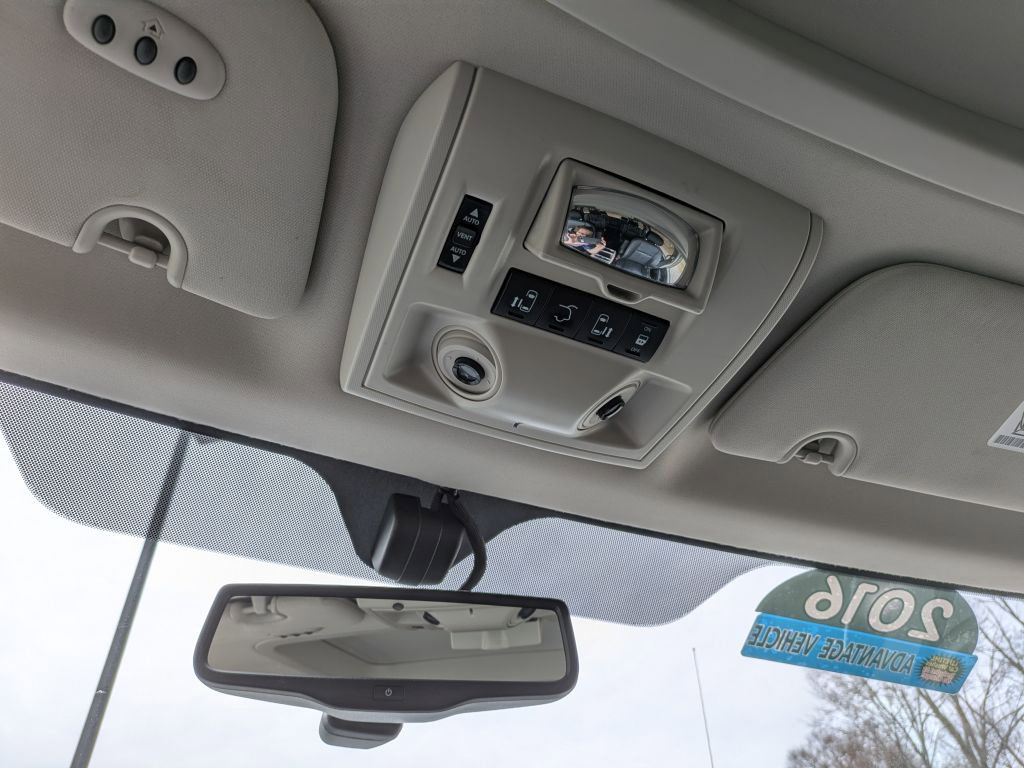 Used 2016 Chrysler Town & Country Touring-L image 24