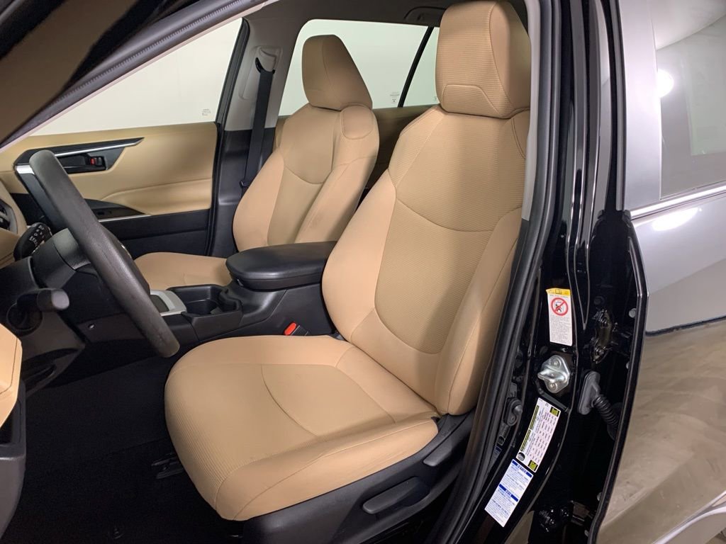 Used 2021 Toyota RAV4 LE image 27