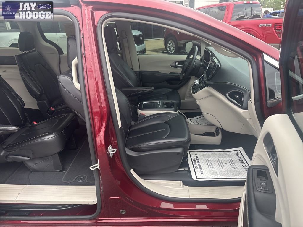 Used 2023 Chrysler Pacifica Touring-L image 8