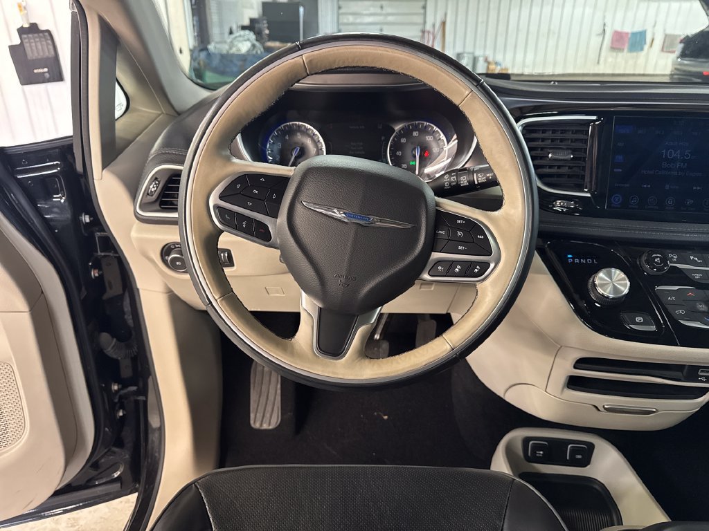 Used 2017 Chrysler Pacifica Limited FWD image 16