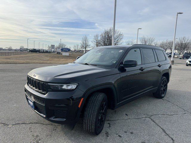 Used 2024 Jeep Grand Cherokee L Laredo image 3