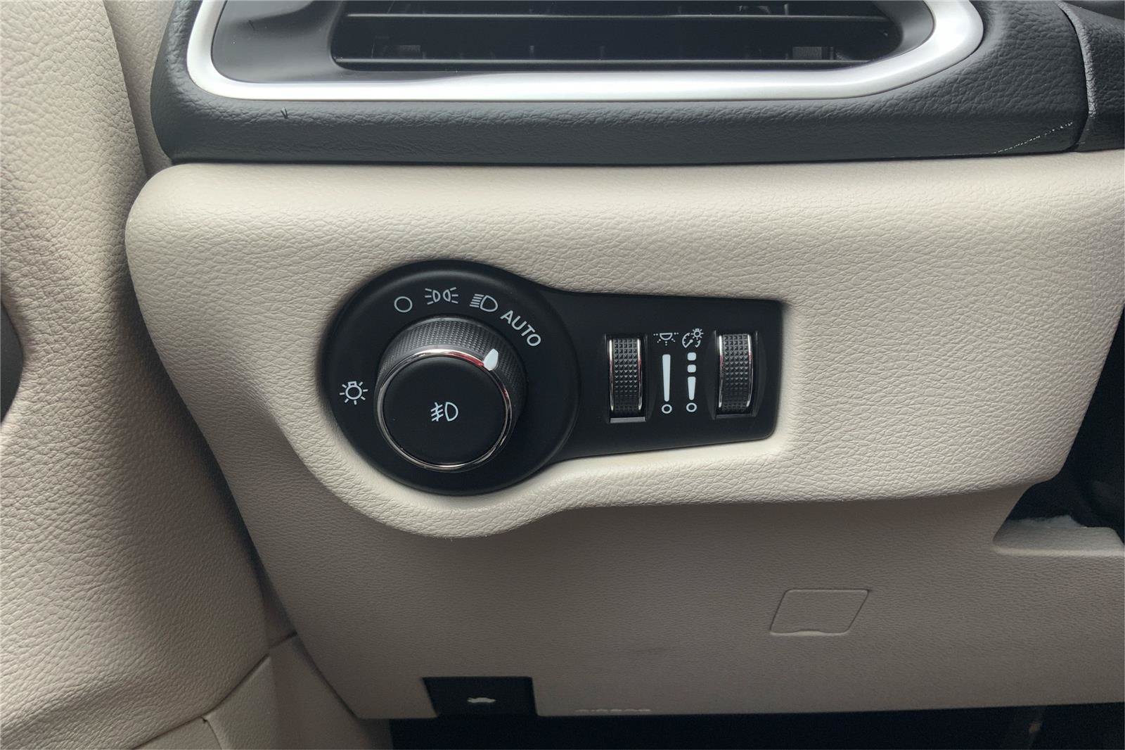 Used 2023 Chrysler Pacifica Touring-L FWD image 17