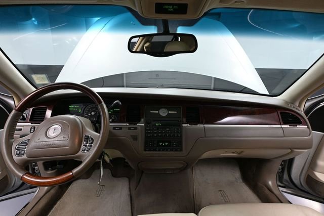 Used 2004 Lincoln Town Car Ultimate RWD image 21
