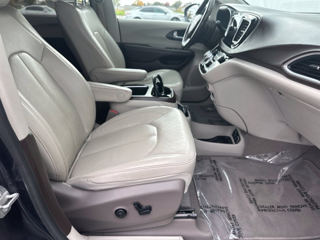 Used 2020 Chrysler Pacifica Touring-L Plus FWD image 34