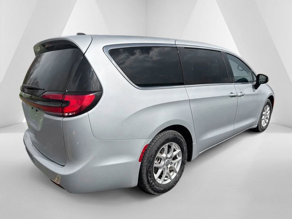 Used 2023 Chrysler Pacifica Touring-L image 4