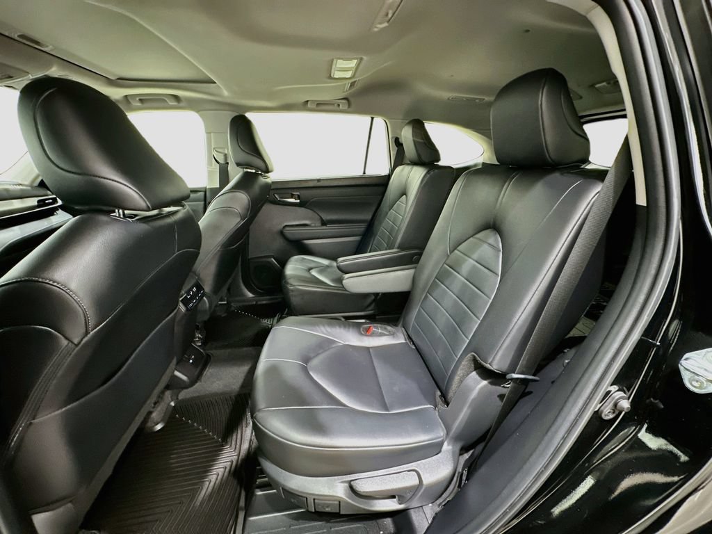 Used 2024 Toyota Highlander XLE FWD image 24