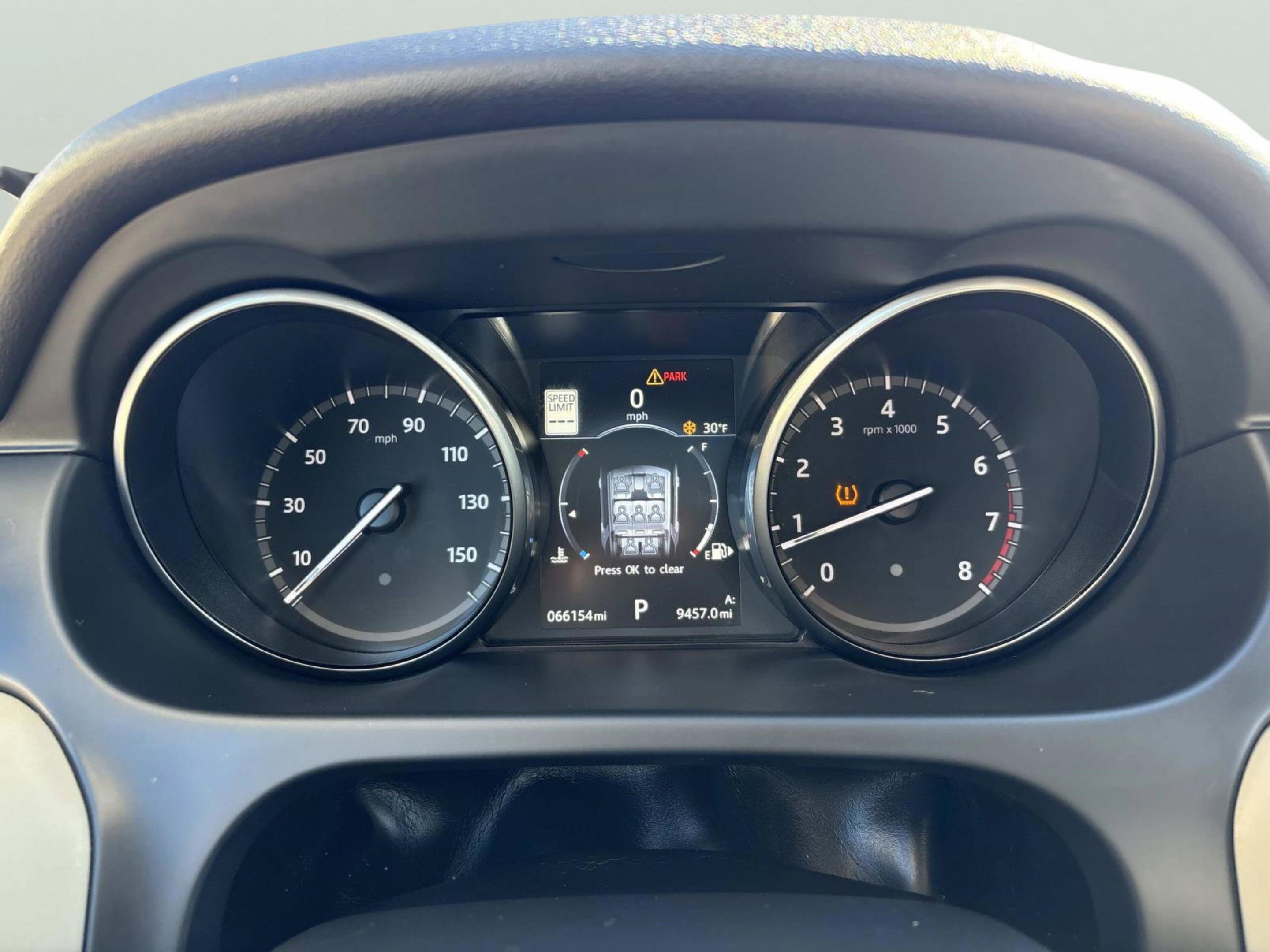 Used 2017 Land Rover Discovery Sport HSE image 28