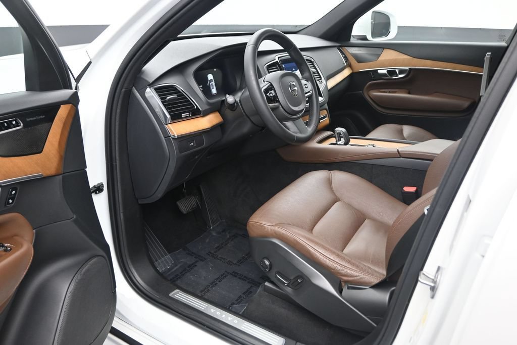 Certified 2023 Volvo XC90 B5 Plus AWD/4WD image 11