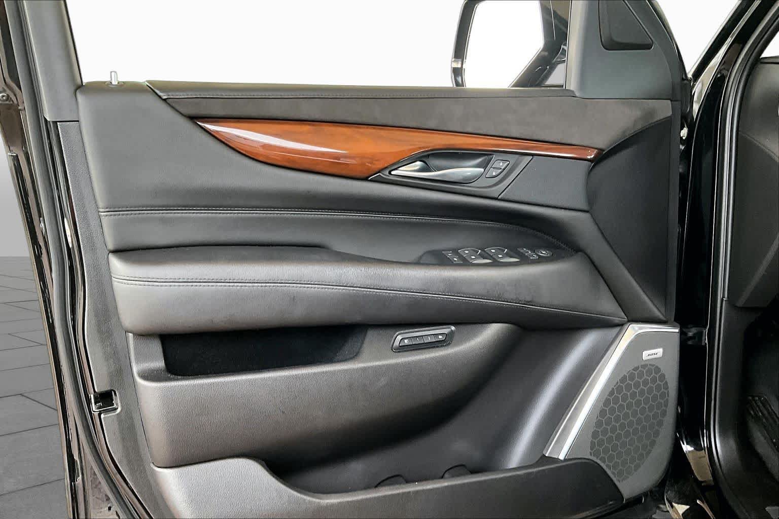 Used 2017 Cadillac Escalade Luxury AWD/4WD image 19
