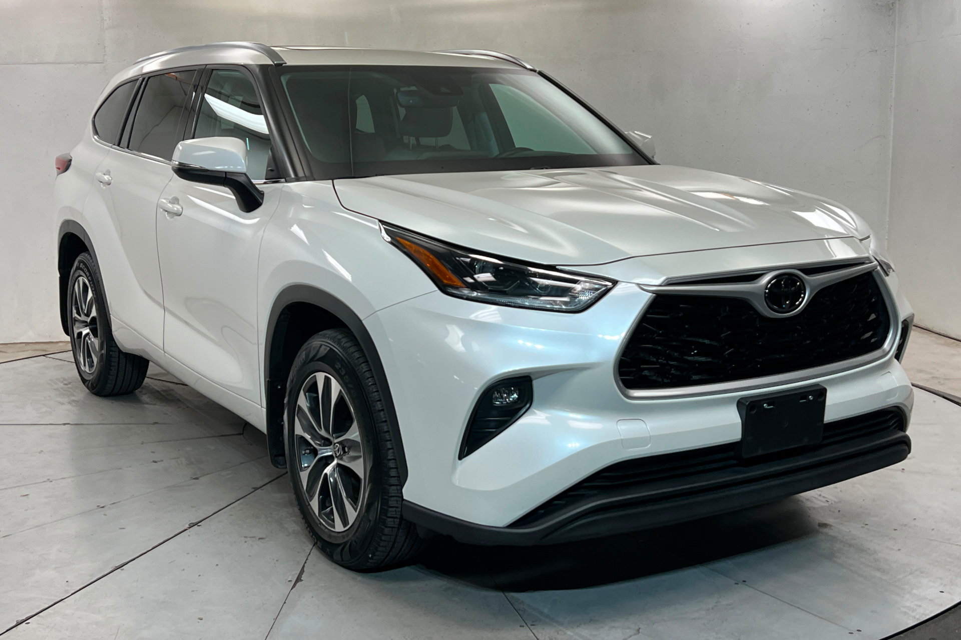 Used 2021 Toyota Highlander XLE AWD/4WD image 8