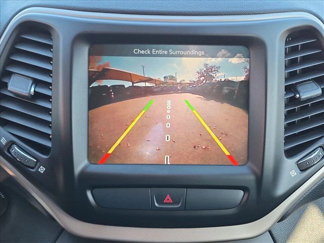 Used 2016 Jeep Cherokee Latitude w/ Cold Weather Group AWD/4WD image 13