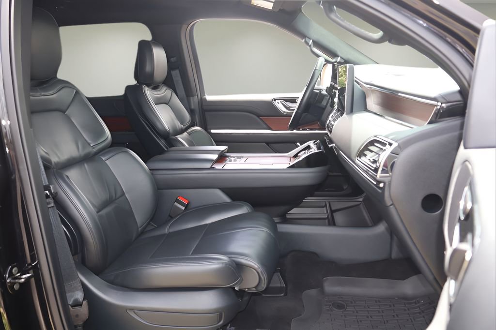 Used 2024 Lincoln Navigator Premiere AWD/4WD image 19