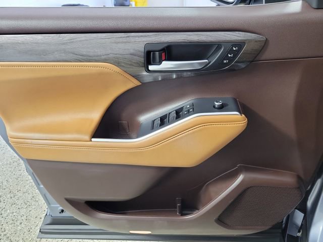 Used 2022 Toyota Highlander Platinum AWD/4WD image 23