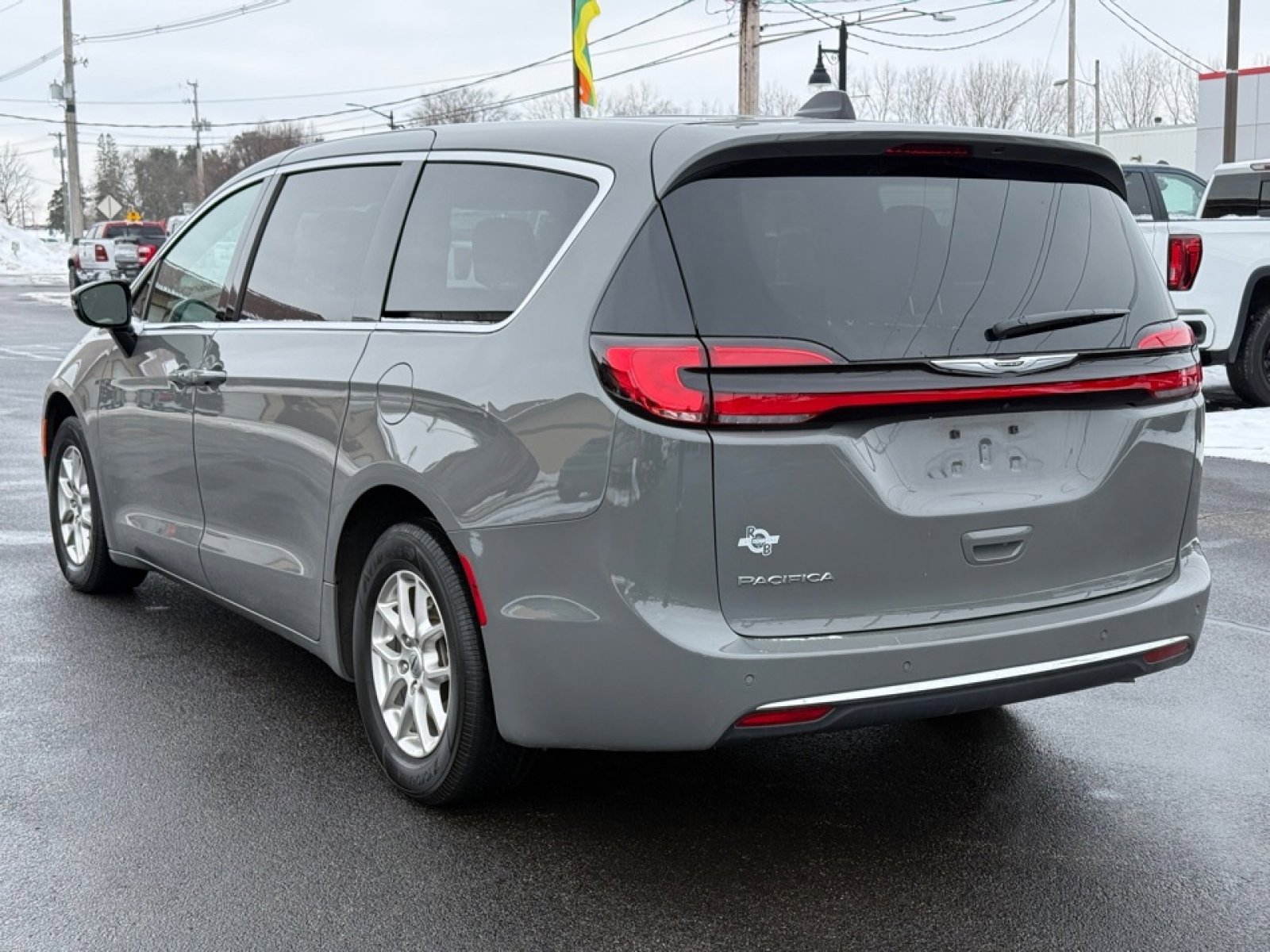 Used 2025 Chrysler Pacifica Select image 6