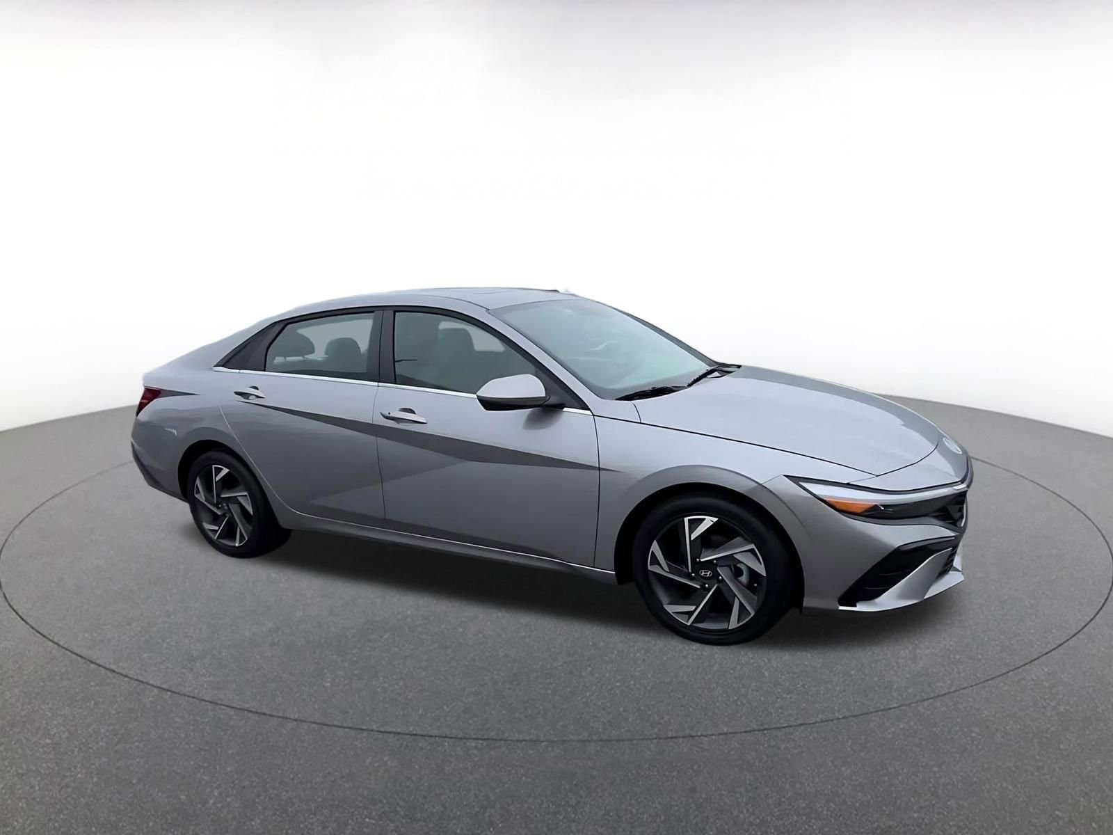 Used 2025 Hyundai Elantra SEL image 2