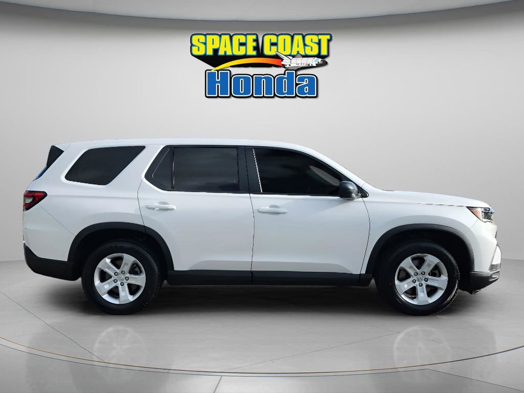 Used 2023 Honda Pilot LX image 2