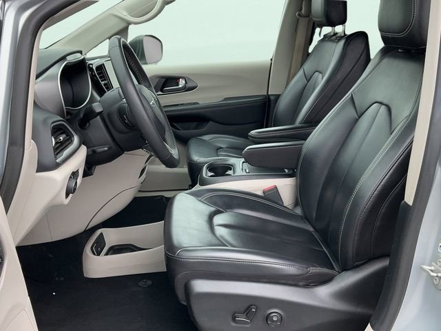Used 2023 Chrysler Pacifica Touring-L image 12