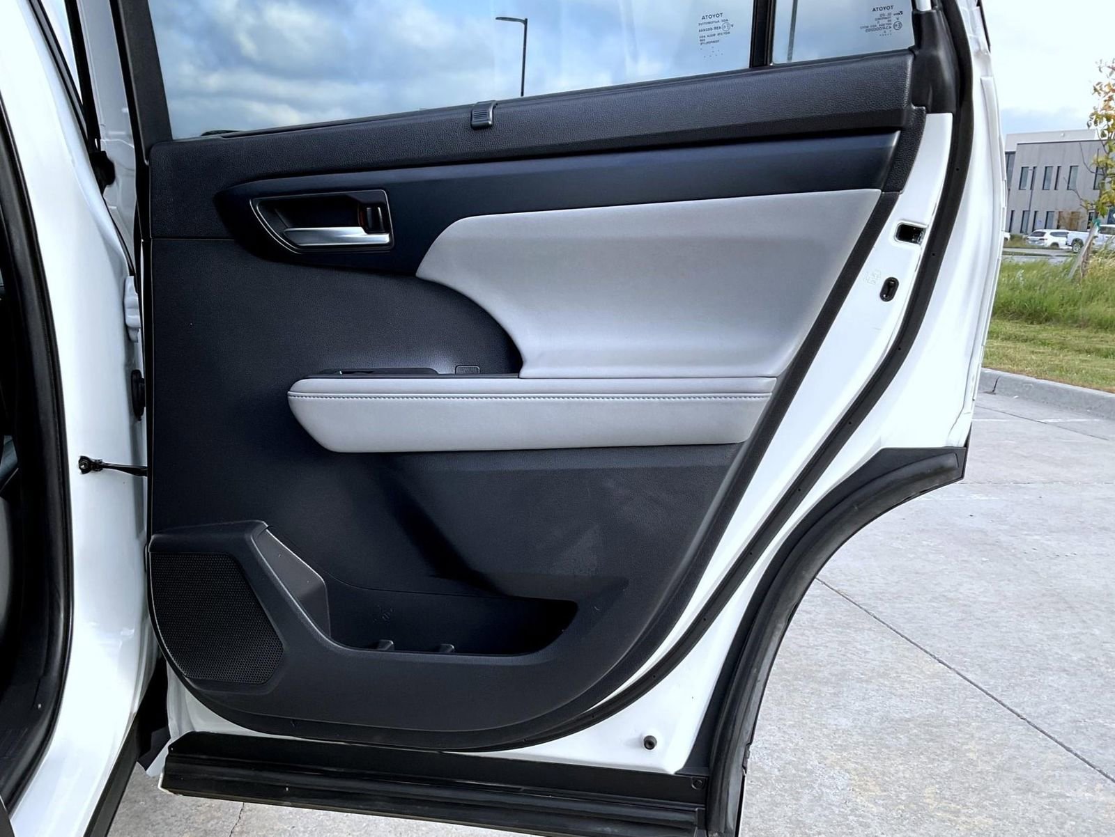 Used 2020 Toyota Highlander XLE image 15