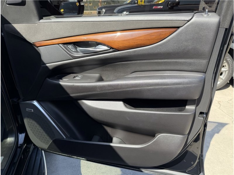Used 2017 Cadillac Escalade Premium Luxury RWD image 33