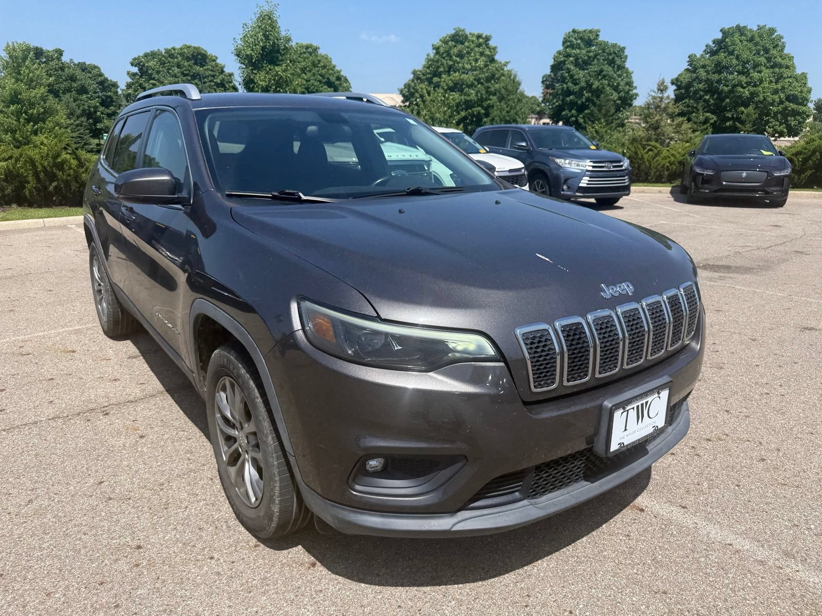 Used 2019 Jeep Cherokee Latitude Plus w/ Cold Weather Group AWD/4WD image 3