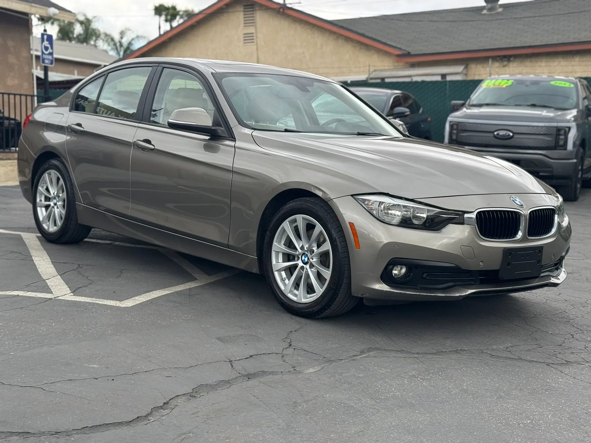 Used 2016 BMW 320i Sedan RWD image 3