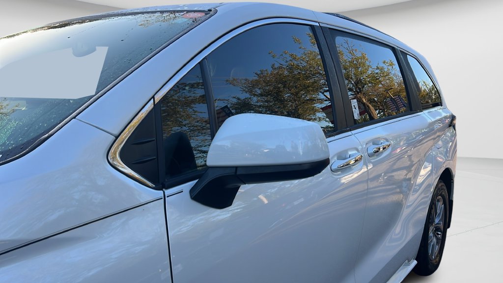 Certified 2026 Toyota Sienna XLE FWD image 9