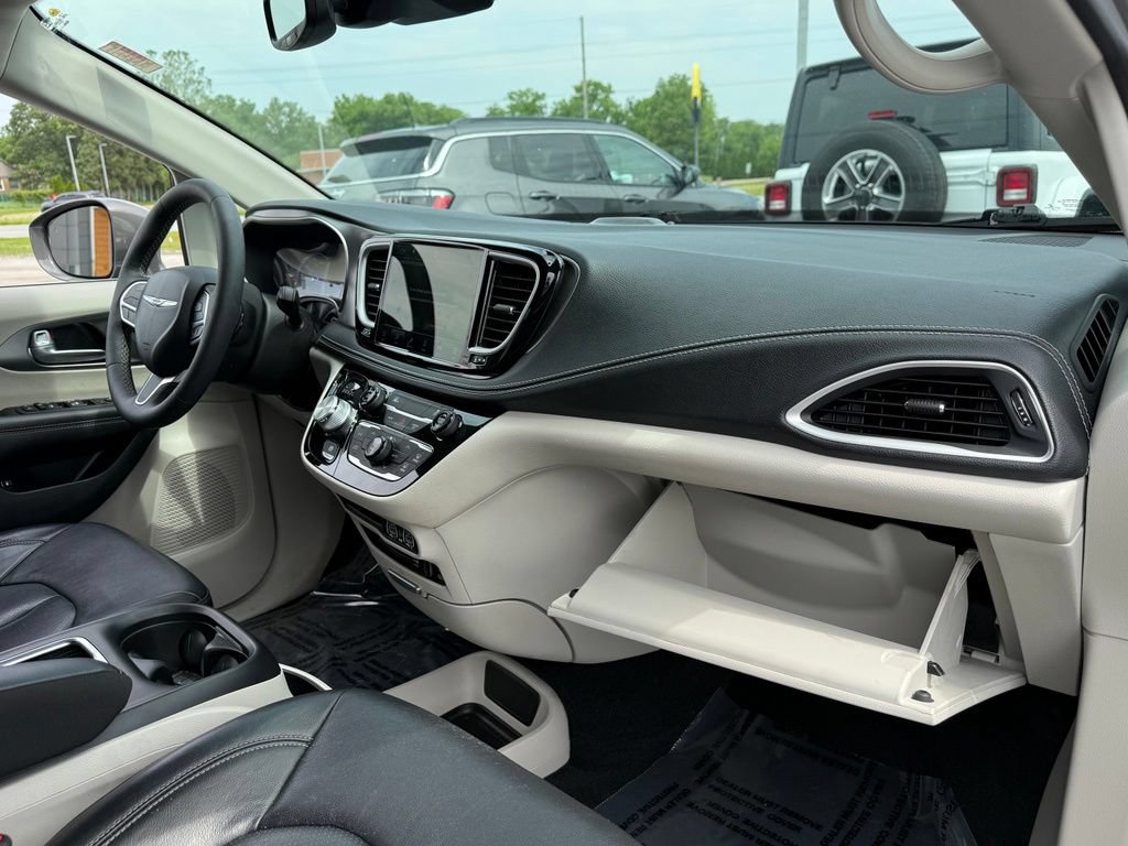 Used 2022 Chrysler Pacifica Touring-L FWD image 12