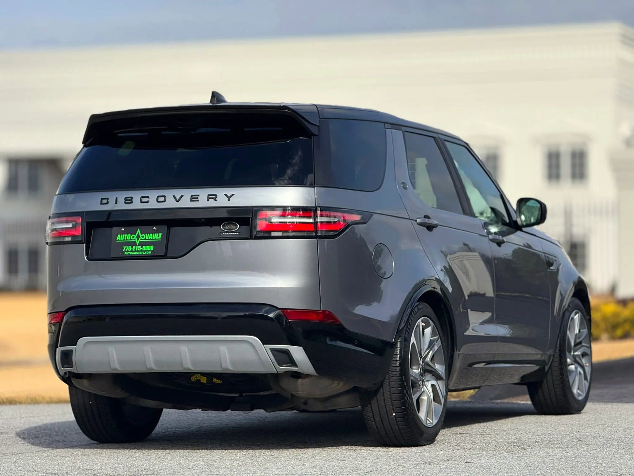 Used 2020 Land Rover Discovery Landmark image 11