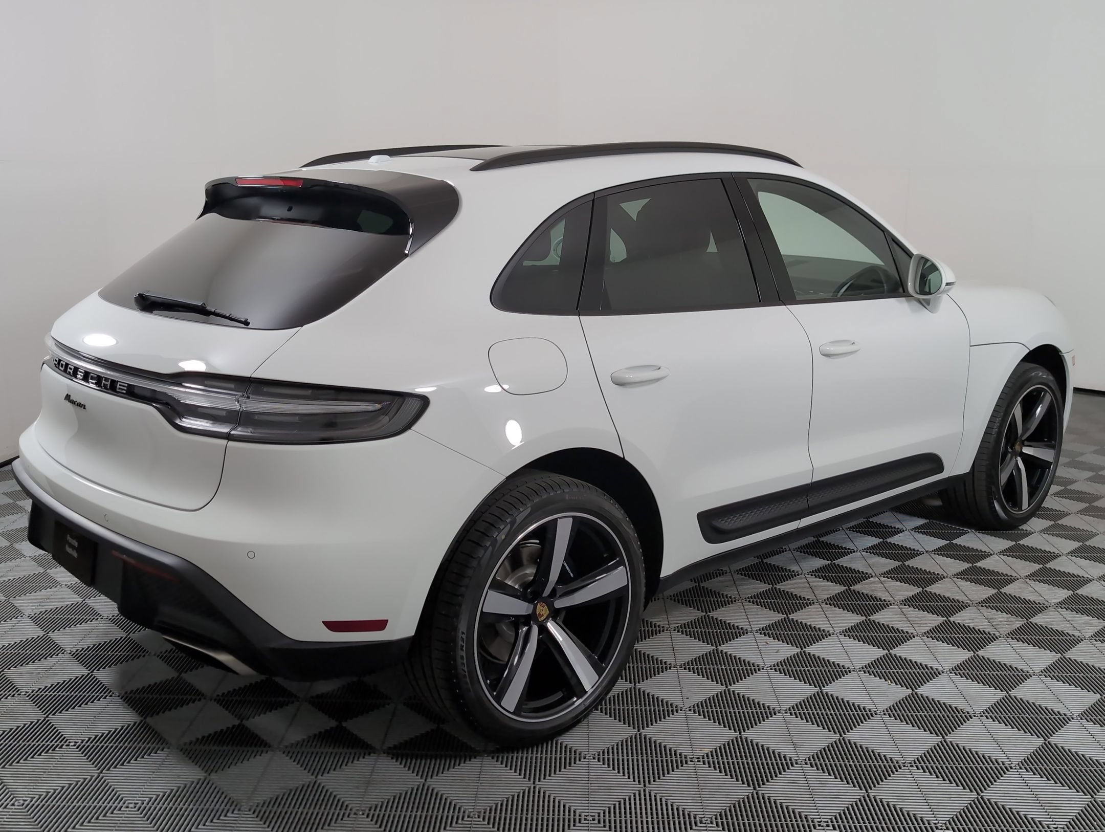 Certified 2026 Porsche Macan AWD/4WD image 8