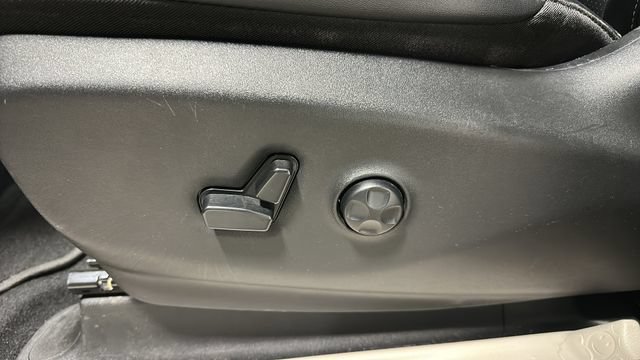 Used 2024 Chrysler Pacifica Touring-L FWD image 9