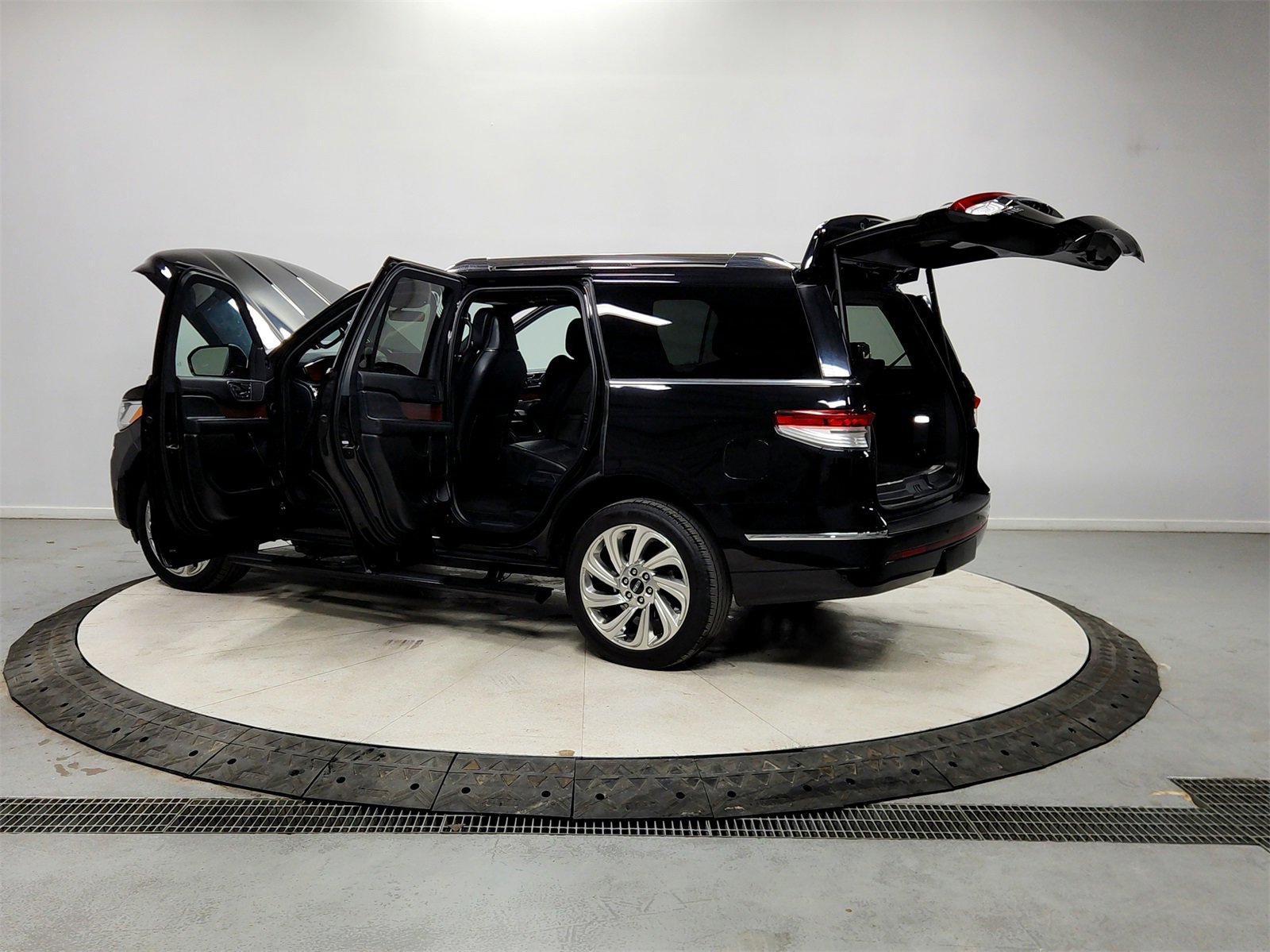 Used 2024 Lincoln Navigator Reserve image 13