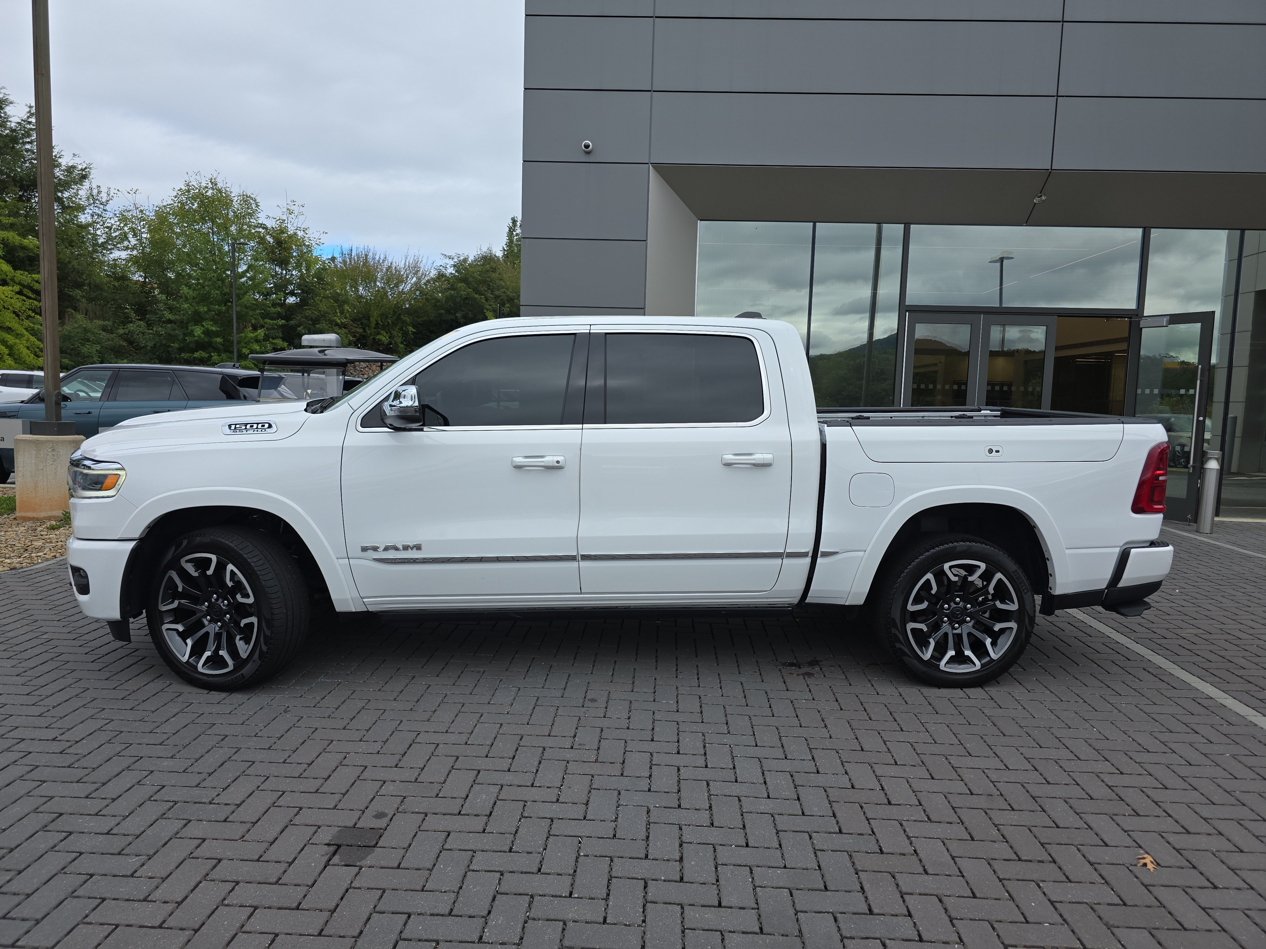 Used 2025 RAM 1500 Limited AWD/4WD image 9