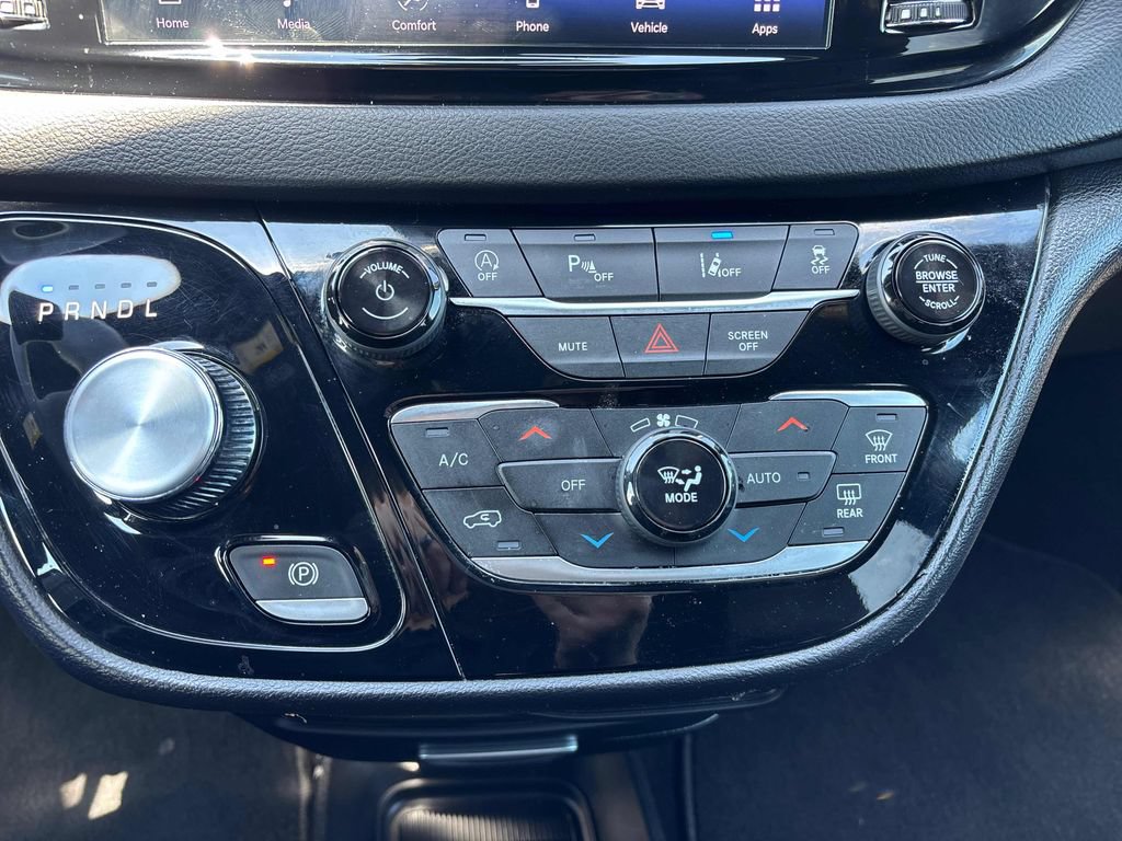 Used 2025 Chrysler Voyager LX FWD image 20