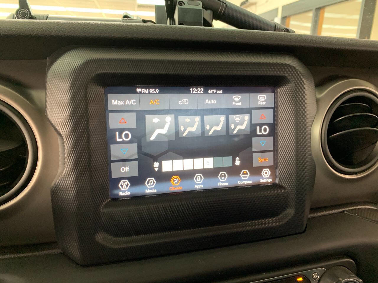 Used 2018 Jeep Wrangler Sport AWD/4WD image 13