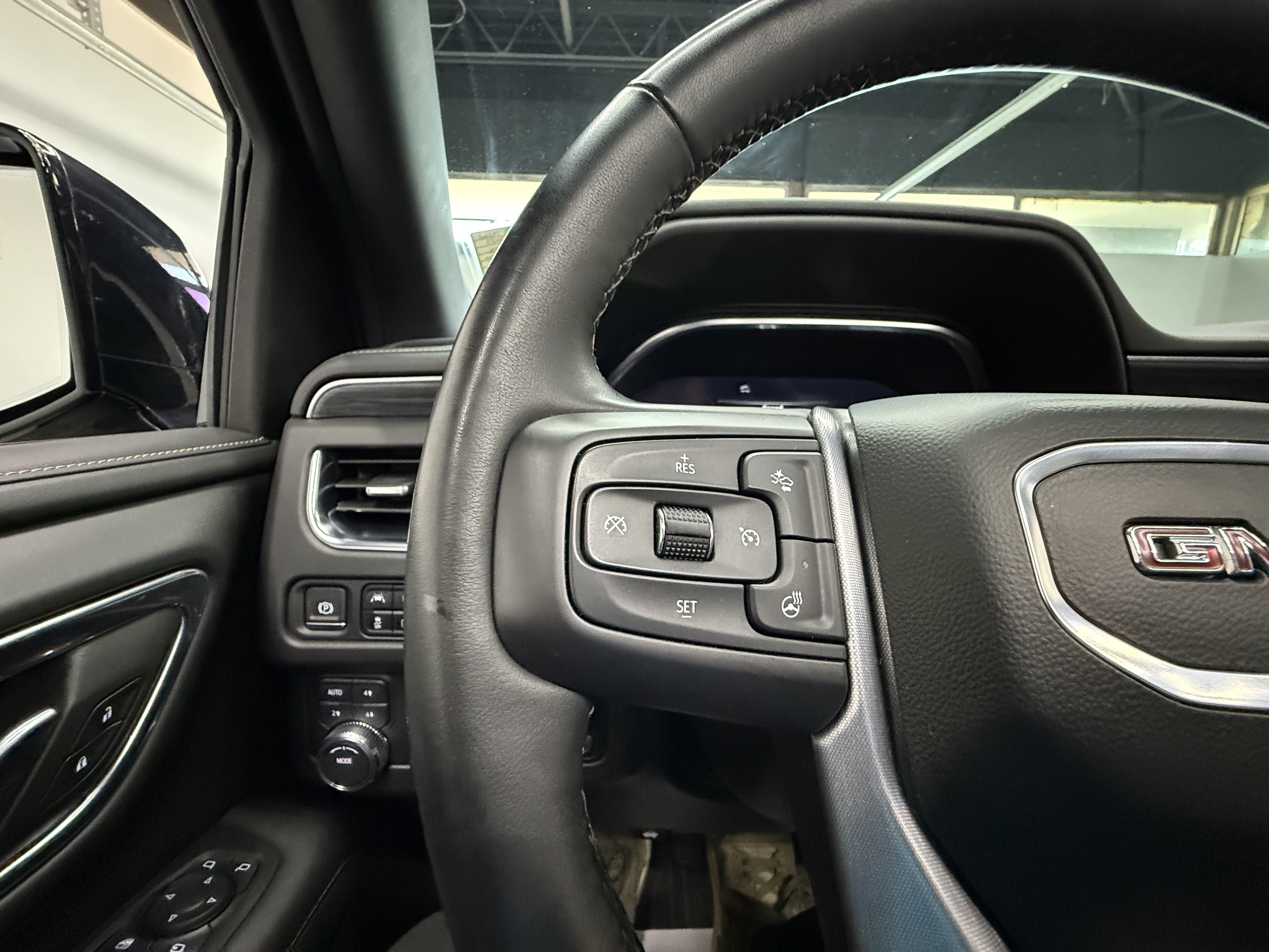 Used 2023 GMC Yukon SLT w/ SLT Premium Package AWD/4WD image 15
