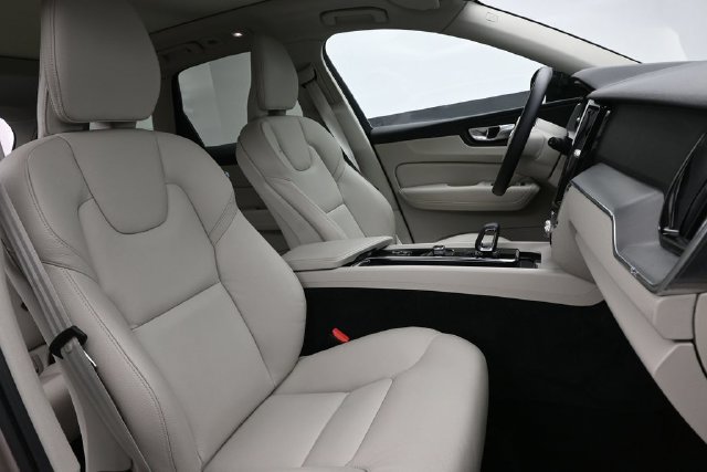Used 2024 Volvo XC60 B5 Core w/ Protection Package Premier AWD/4WD image 32