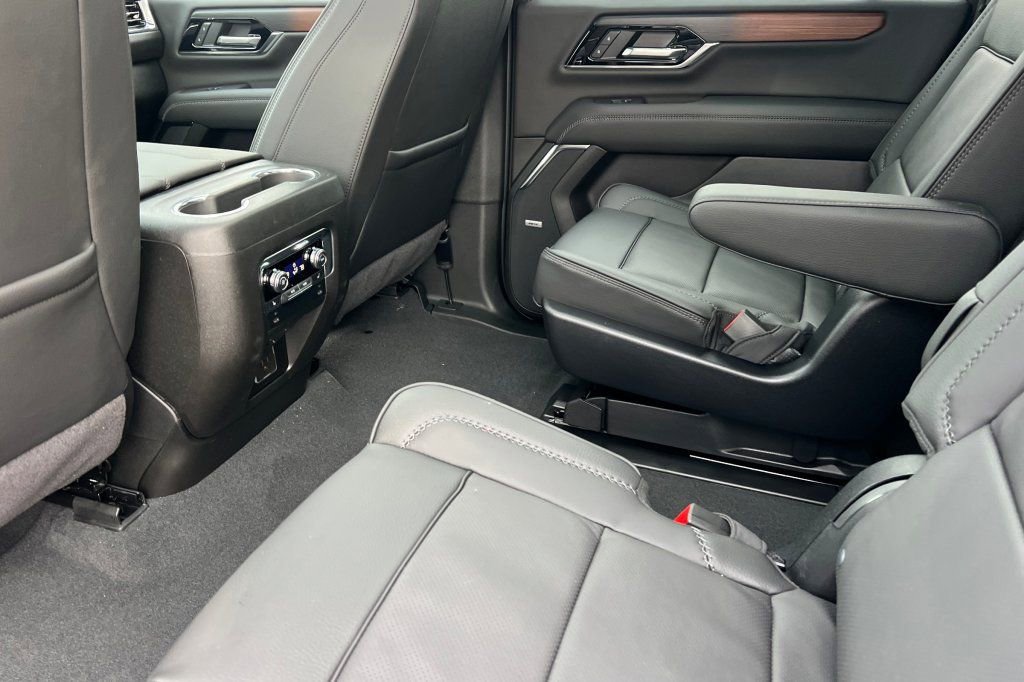 New 2026 GMC Yukon XL Denali w/ Sun & Power Step Package AWD/4WD image 9