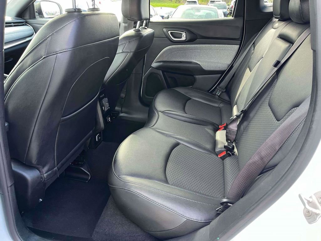 Used 2024 Jeep Compass Latitude AWD/4WD image 6