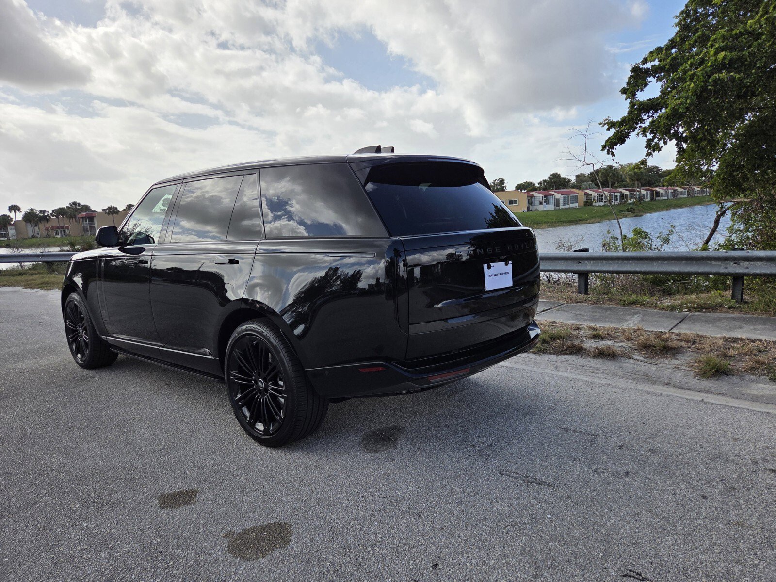 New 2025 Land Rover Range Rover Long Wheelbase SE video 2