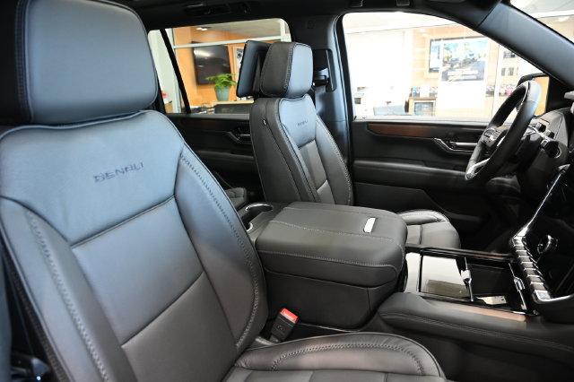 New 2026 GMC Yukon XL Denali w/ Denali Reserve Package AWD/4WD image 10